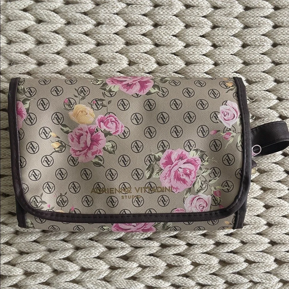 Adrienne Vittadini Studio Floral Logo Hanging Travel Case‎ Cosmetic Bag